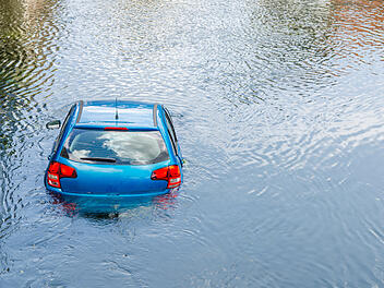 Autounfall, Auto in Fluss, Fluss, Main