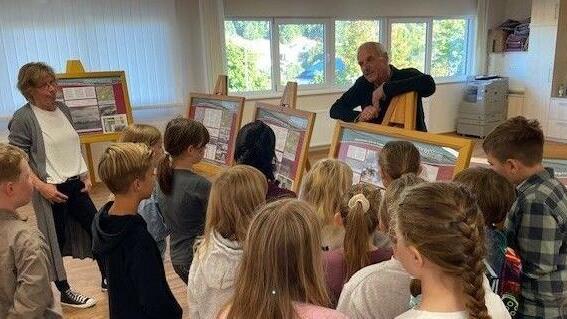 Wie die Menschen damals lebten, bevor sie ihre Heimat verlassen mussten, ist auf Schautafeln zu sehen. Walter Kömpel und Marion Stephan wussten dazu viel Spannendes zu erzählen.