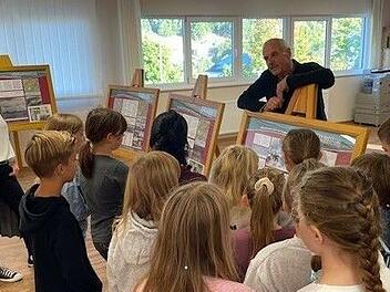 Wie die Menschen damals lebten, bevor sie ihre Heimat verlassen mussten, ist auf Schautafeln zu sehen. Walter K&ouml;mpel und Marion Stephan wussten dazu viel Spannendes zu erz&auml;hlen.