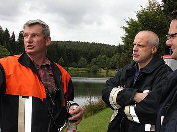 Übungsleiter Christian Schulz am Einsatzort Ölschnitzsee im Gespräch zwei Feuerwehrmännern aus Kronach. Fotos: Corinna Igler