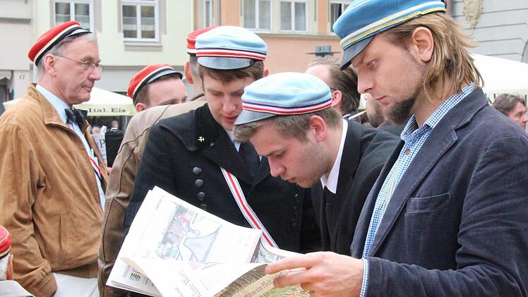 Auch in Zeiten von Internet und Facebook: Die Fotos und Berichte im Tageblatt stießen auf reges Interesse. Erstens kann man Zeitung auch im Tageslicht lesen, zweitens zeigt sie kompakt alles auf einen Blick.