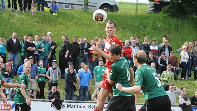 Szenen vom Relegationsspiel zwischen dem TSV Rothhausen/Thundorf (rote Trikots) und der DJK Weichtungen (5:2 n.V.).