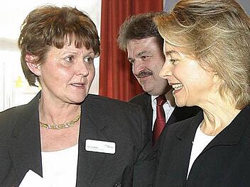 Bundesfamilienministerin Ursula von der Leyen (rechts) zeigte sich 2008 bei der Eröffnung des Mehrgenerationenhauses begeistert von der Vielfalt und Qualität der Angebote, die Pia Schmidt ihr vorstellte. Foto: Archiv/