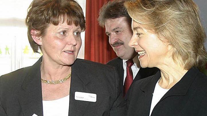 Bundesfamilienministerin Ursula von der Leyen (rechts) zeigte sich 2008 bei der Eröffnung des Mehrgenerationenhauses begeistert von der Vielfalt und Qualität der Angebote, die Pia Schmidt ihr vorstellte. Foto: Archiv/