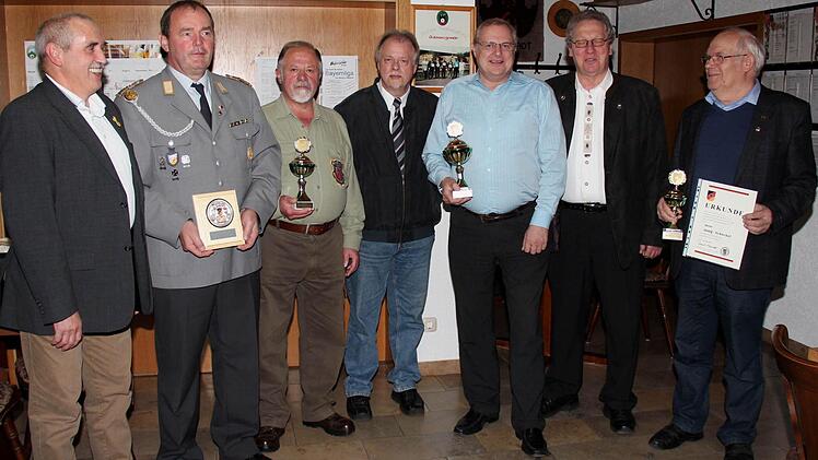 Friedwart Lender, Lorenz Mölkner, Albert Dresel, Artur Gerhäuser, Alexander Dresel, Günter Schulz und Georg Schockel (v. l.) Foto: Johanna Blum