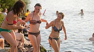 Baden und Tanzen am Main