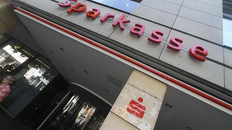 Die Stadt- und Kreissparkasse Erlangen hat einen neuen Vorstandsvorsitzenden. Durch Transparenz zeichnete sich der nicht-öffentliche Vorgang allerdings nicht aus. Fotos: Michael Busch
