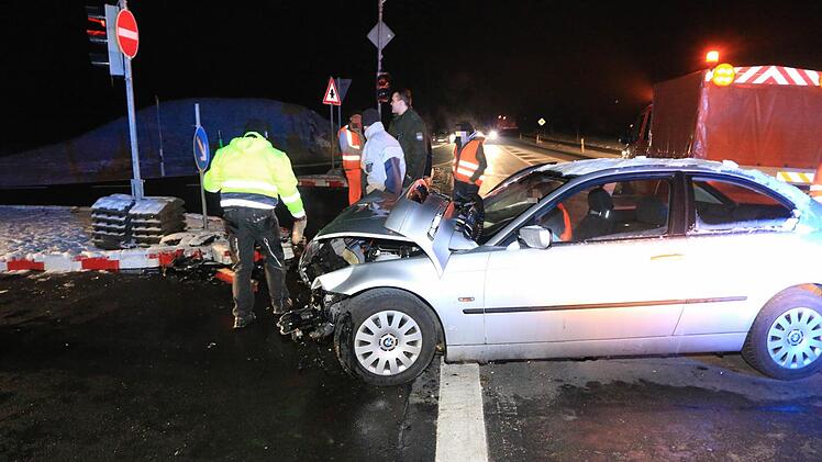 Auf der B289 bei Zettlitz (Kreis Lichtenfels) ist es am Montagabend zu einer Kollision zwischen zwei Autos gekommen. Foto: Ferdinand Merzbach
