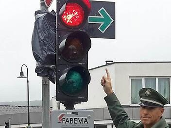 Ein Grüner Pfeil erlaubt unter bestimmten Voraussetzungen auch bei roter Ampel das Abbiegen. Polizeihauptkommissar Reinhard Kuklinski weist auf das neue Zeichen hin.  Foto: Rolf Pralle