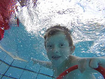 Die Kinder lernen auch, einen Ring aus dem Wasser zu holen. Unser Bild zeigt Alexander Hahn, der in der vergangenen Saison in Stadtsteinach einen Schwimmkurs absolviert hat. Foto: privat