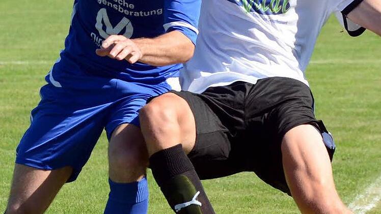 FC Herzogenaurach - SpVgg Hüttenbach. William Rahe (re.) und der FCH zeigten großen Einsatz, mussten sich aber mit einem Unentschieden zufriedengeben.  Foto: herzopress