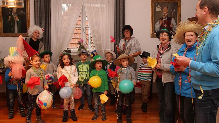 Die Buben und Mädchen aus dem Kindergarten Eltmann brachten den Bürgermeister so richtig in Stimmung. Foto: Günther Geiling