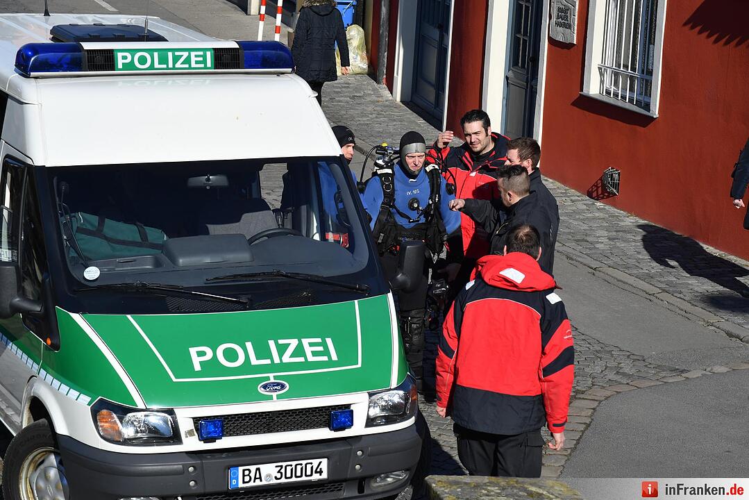 Nach Raubüberfall: Polizei und Taucher am alten Kanal in Bamberg