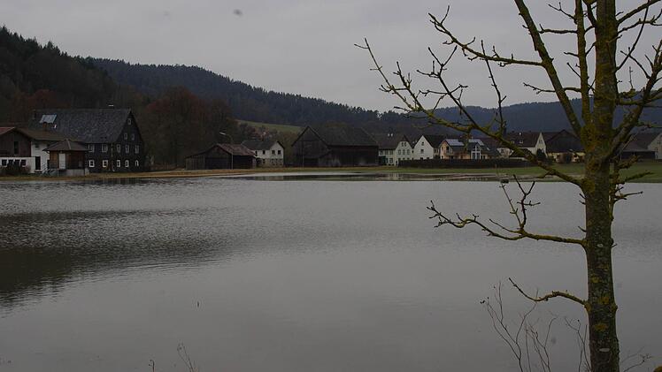 Ein See hat sich vor Horb an der Steinach gebildet. Foto: Marco Meißner