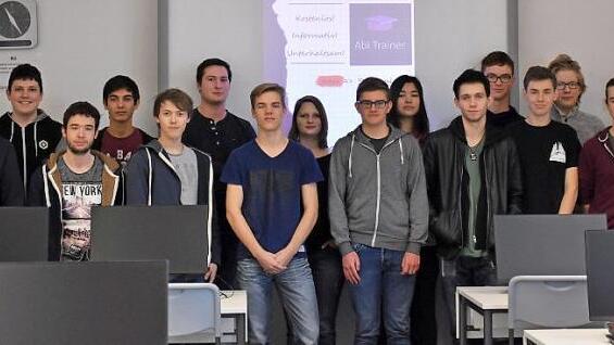 Das P-Seminar Informatik mit Lehrer Tobias Sesselmann (r.) Foto: privat