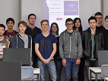 Das P-Seminar Informatik mit Lehrer Tobias Sesselmann (r.) Foto: privat
