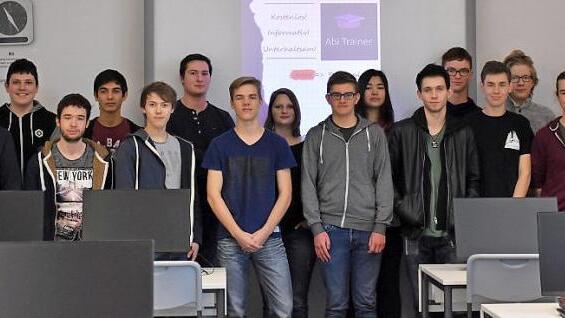 Das P-Seminar Informatik mit Lehrer Tobias Sesselmann (r.) Foto: privat