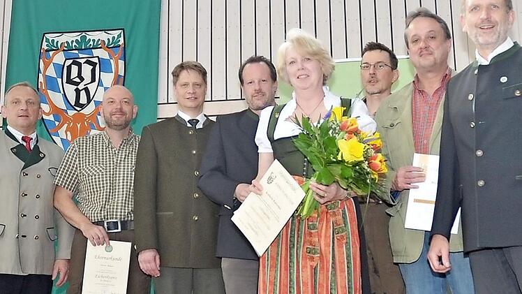 Hohe Ehrungen vom Jagdschutz- und Jägerverband (v. l.): Bernhard Schmitt (Kreisvorsitzender), Oliver Bauer, Frank Jungkunz, Matthias Kümmet, Kathrin Kutschka, Alexander Kelle, Michael Nawrath, Eckhard Schneider (Zweiter Vorsitzender)