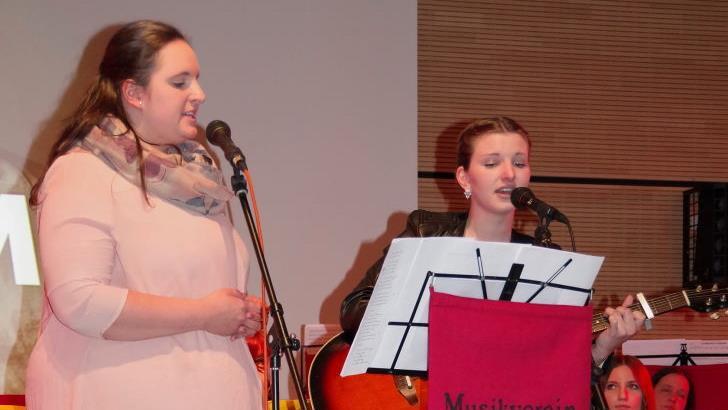 Die Sängerinnen Sophie und Luisa Wäcker aus Ludwigsstadt begeisterten mit modernen Hits aus den Charts.