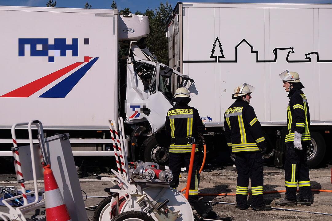 Lastwagenfahrer stirbt nach schwerem Auffahrunfall auf A3