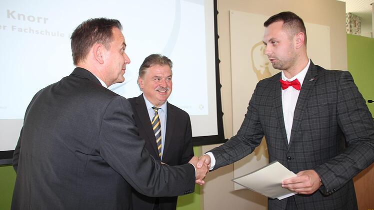 Mit einem Notendurchschnitt von 1,44 wurde Marian Hohl (rechts) aus Untersteinach Schulbester unter den Absolventen in der Fachrichtung Kältetechnik. Landrat Klaus Peter Söllner (Mitte) und Schulleiter Alexander Battistella überreichten ihm den Meisterpreis.  Foto: Stephan Stöckel