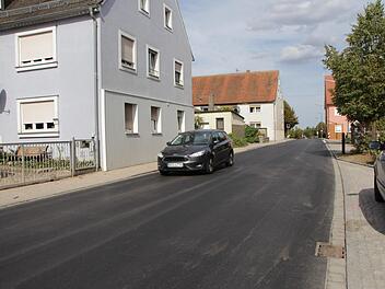 Deutlich leiser ist der neue Belag auf der B 470-Ortsdurchfahrt in Mailach. Foto: Andreas Dorsch