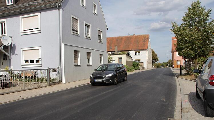 Deutlich leiser ist der neue Belag auf der B 470-Ortsdurchfahrt in Mailach. Foto: Andreas Dorsch