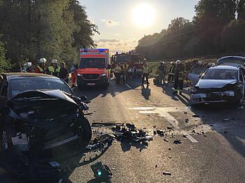 Die total zerst&ouml;rten Autos an der Unfallstelle auf der B&nbsp;173. Foto: News5/Ferdinand Merzbach