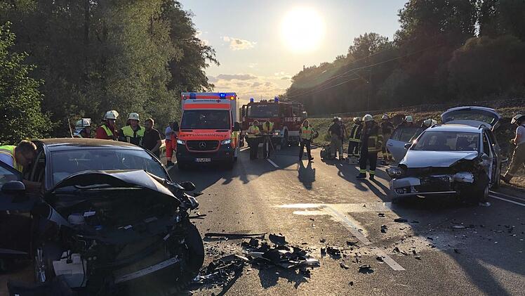 Die total zerst&ouml;rten Autos an der Unfallstelle auf der B&nbsp;173. Foto: News5/Ferdinand Merzbach