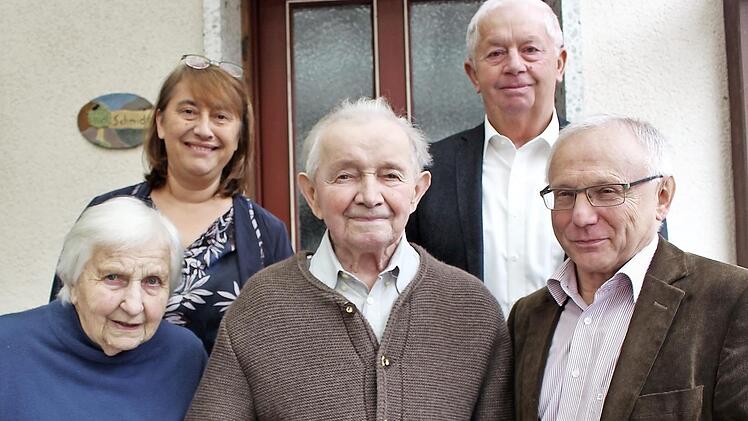 Hans Schmidt mit Ehefrau Elli und Gratulanten Foto: Evi Seeger