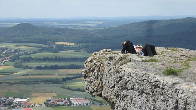 Spazieren gehen und die Sch&ouml;nheiten der Natur entdecken - das stand 2020 f&uuml;r viele Menschen im Mittelpunkt, wie hier auf dem Staffelberg.Foto: Matthias Einwag
