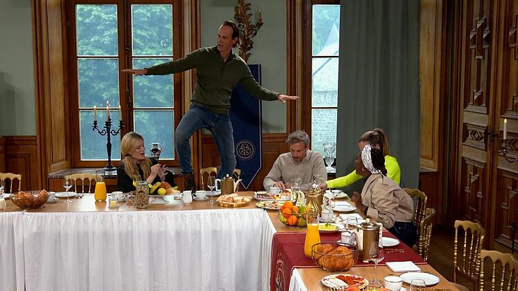 "Wir leben noch!" Ralf Bauer tanzt sogar auf dem Frühstückstisch. Was er nicht weiß: Mirja du Mont, Charlotte Würdig und Motsi, die ihn umgeben, sind allesamt Verräterinnen.