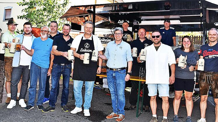 Bei einem derart prächtigen Kirchweihwetter hatte man allen Grund, auf den gelungenen Festverlauf anzustoßen, und man sah verständlicherweise dabei nur strahlende Gesichter.