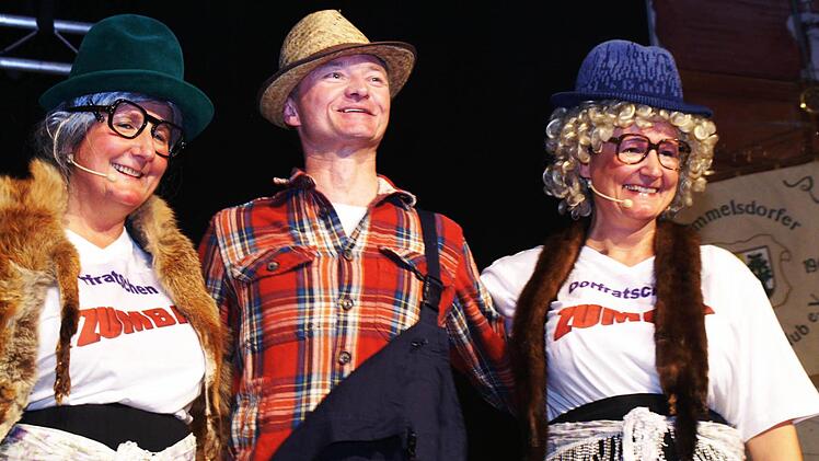 Bauer Jürgen (Beil) verbreitet gute Laune mit den Dorfraatsch'n Marri und Rett'l (alias Claudia Gunzelmann und Gerda Hoffmann) Foto: Jürgen Rittmeier
