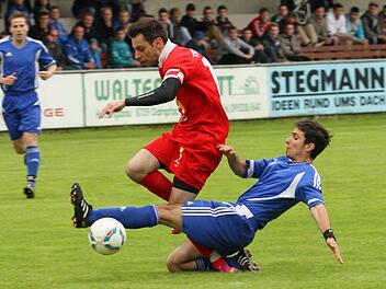 Der Knetzgauer Rene Knop (Mitte) lässt dem Sylbacher Gabriel Willinger keine Abwehrchance und schießt zum 1:0 für seine Mannschaft ein.