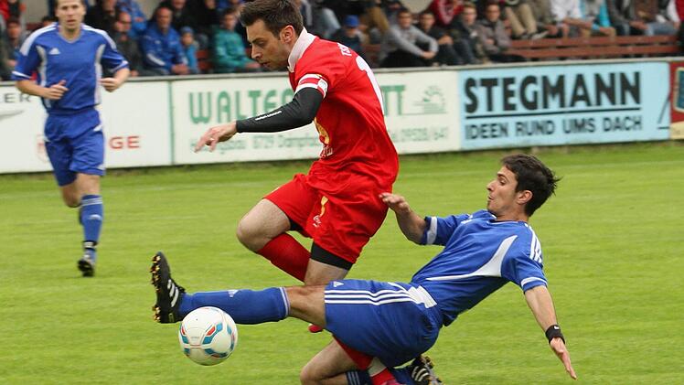 Der Knetzgauer Rene Knop (Mitte) lässt dem Sylbacher Gabriel Willinger keine Abwehrchance und schießt zum 1:0 für seine Mannschaft ein.