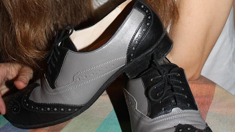 Weil ihr Gesellenstück noch bei der Handwerkskammer liegen, präsentiert die frisch gebackene Kammersiegerin Rebecca Erhard ein Paar Damenschuhe, die sie nach eigenem Entwurf und in Eigenfertigung für ihr Mutter kreiert hat. Fotos: Arnold Nöth