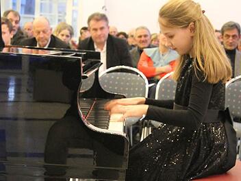 Sie fährt neben Dominik Herbst zum Landesentscheid: Leonie Neubauer brillierte bei ihrem Auftritt am Klavier in der Stadthalle. Fotos: Adam/privat