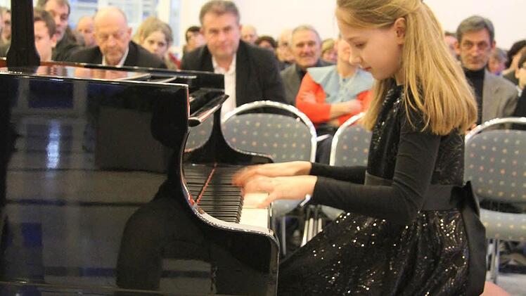Sie fährt neben Dominik Herbst zum Landesentscheid: Leonie Neubauer brillierte bei ihrem Auftritt am Klavier in der Stadthalle. Fotos: Adam/privat