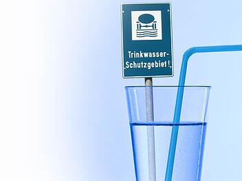 Das Trinkwasser in Coburg kommt zu 100 Prozent aus dem Grundwasser. Da sind Schutzmaßnahmen von größter Wichtigkeit. Fotos: imago, Fotomontage: Michael Beetz