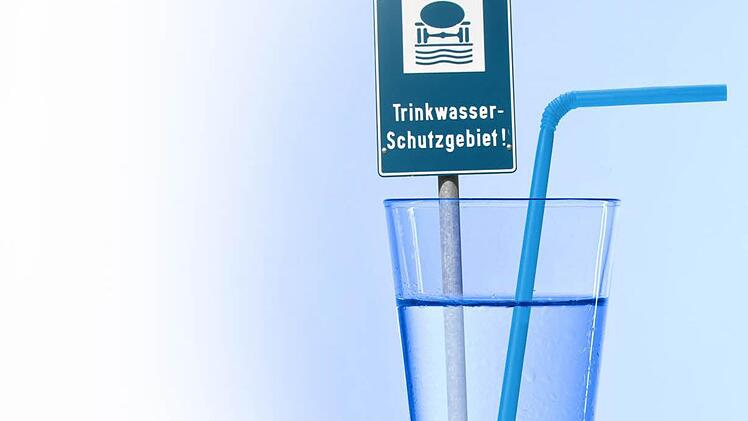 Das Trinkwasser in Coburg kommt zu 100 Prozent aus dem Grundwasser. Da sind Schutzmaßnahmen von größter Wichtigkeit. Fotos: imago, Fotomontage: Michael Beetz