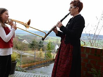 Martina Schneider (rechts) führt die neue Tracht der Diebacher Blaskapelle vor. Posaunistin Pauline Desch gehört zu den Nachwuchsmusikern. Foto: Elisabeth Assmann