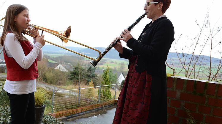 Martina Schneider (rechts) führt die neue Tracht der Diebacher Blaskapelle vor. Posaunistin Pauline Desch gehört zu den Nachwuchsmusikern. Foto: Elisabeth Assmann