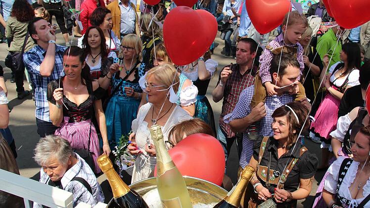 Hochzeit auf der Bergkerwa: Christian Stenz und Daniela Doppel aus Erlangen heirateten auf der Bergkirchweih 2015 Foto: Christian Bauriedel