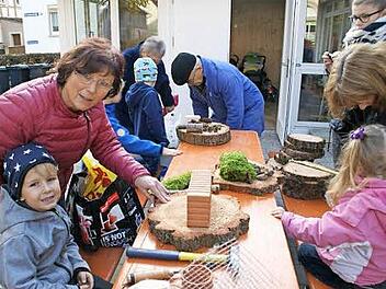 Matthes und Oma Sissi hatten viel Spaß beim Bau ihres Insekten-Hotels, auch wenn der Ziegelstein ein bisschen groß erschien.  Foto: sw