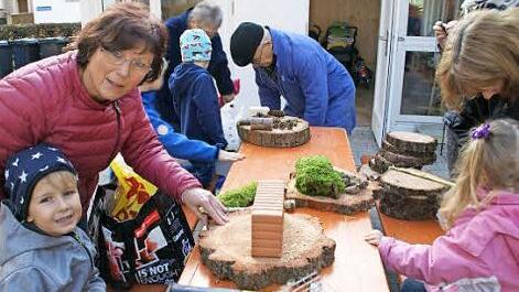 Matthes und Oma Sissi hatten viel Spaß beim Bau ihres Insekten-Hotels, auch wenn der Ziegelstein ein bisschen groß erschien.  Foto: sw