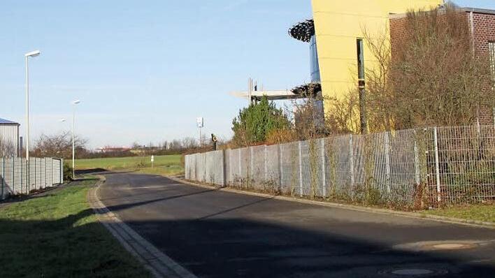 Das Gewerbegebiet soll zwischen den bestehenden Betrieben (rechts die Firma Kober am Alten Sägewerk) und der Autobahn (im Hintergrund die Esso-Tankstelle) erweitert werden. Foto: Alexander Hartmann