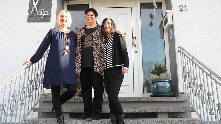Mit uns schneiden Sie gut ab: Das Team vom Salon Katja mit (von links) Inhaberin Katja Dressel sowie den beiden Mitarbeiterinnen Sonja und Katja.  Foto: Stephan Stöckel