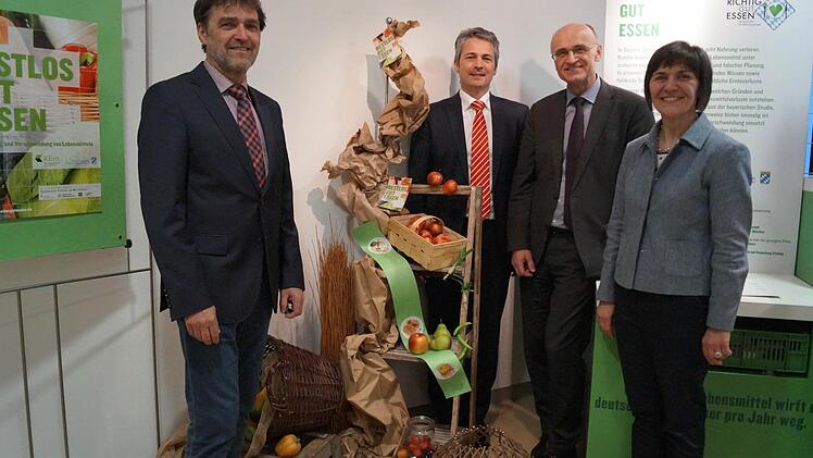 Über die neue Ausstellung in der Sparkassengalerie freuten sich (von links) Herbert Lang vom Landwirtschaftsamt, Sparkassenvorstand Peter Schleich, Landrat Wilhelm Schneider und Klaudia Schwarz vom Landwirtschaftsamt. Foto: Peter Schmieder