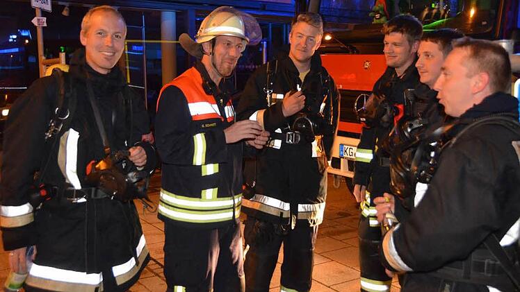 Wehrleute aus Garitz mit ihrem stellvertretendem Kommandanten Georg Schmitt beim Großeinsatz in der Bad Kissinger Theresienstraße im letzten Jahr.  Fotos: Peter Rauch